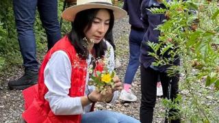 郭晶晶带妈妈吃丽江私房菜，朱玲玲和老公罗康瑞一同现身