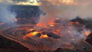 早安·世界｜美国夏威夷基拉韦厄火山喷发，熔岩流淌