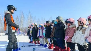 长白山中小学生组团上冰雪 享受踏冰逐雪的欢乐时光