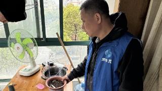 防范高空坠物 闻涛苑社区网格员在行动