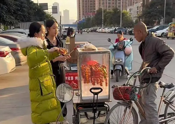 “卖糖葫芦被壮汉威胁”当事女生重新出摊：不想蹭流量 只为还助学贷款