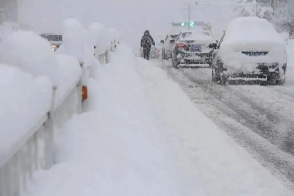 山东威海暴雪持续加剧，市民出行艰难