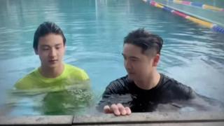 田亮教子游泳视频曝光，出水瞬间尽显冠军风采，父子神似引热议