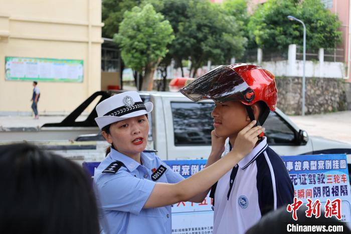 开学第一课  民警将货车“搬进”校园开展盲区体验