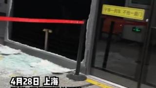 上海地铁7号线顾村公园站屏蔽门玻璃碎了一地