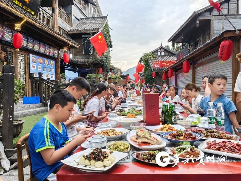 仁怀茅台镇：缤纷活动迎双节 文旅焕发新活力