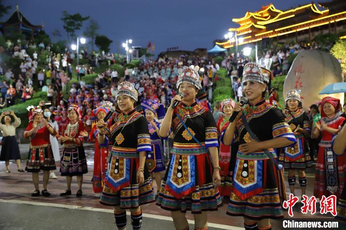 广西大化瑶乡举行“千人非遗展演”