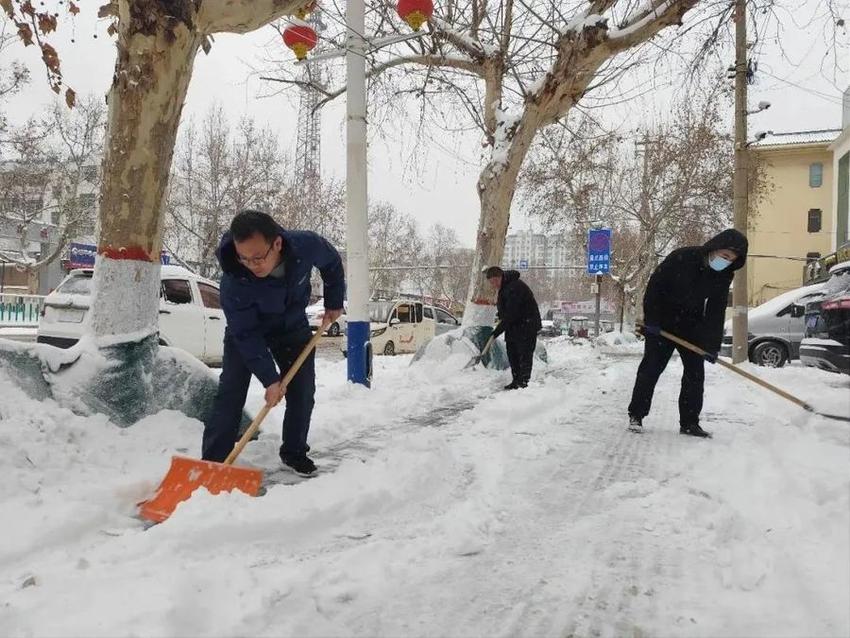 大雪纷飞驱春意，清雪保畅有“暖医”