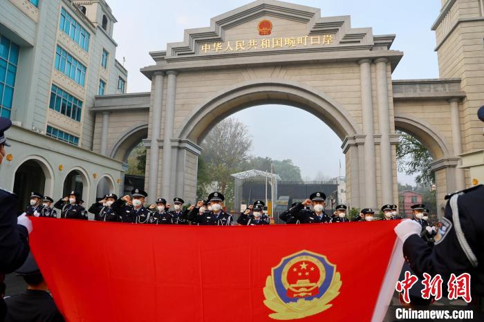 中缅边境云南多地移民管理警察升国旗迎新年