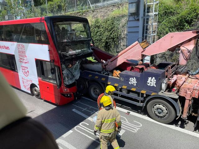 香港一辆巴士与前面一辆吊臂车相撞，车上33人受伤