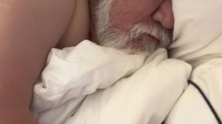 71岁张纪中新冠病情加重，赤膊卧床浑身疼痛