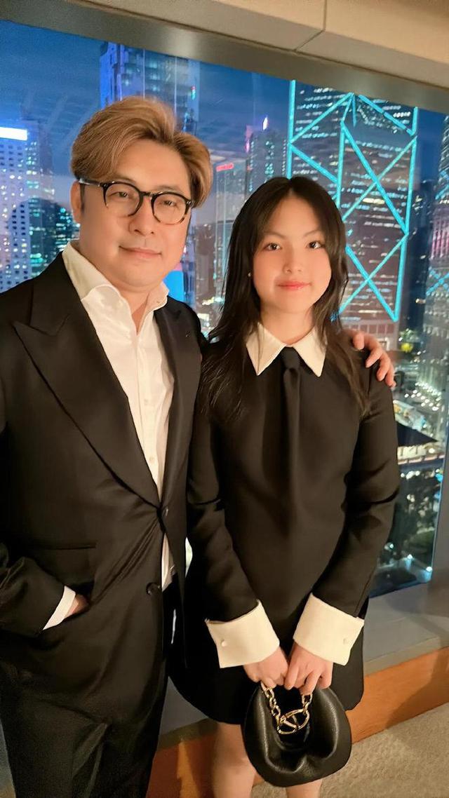 李湘王岳伦同框现身香港，带王诗龄参加晚宴，离婚后关系依旧融洽