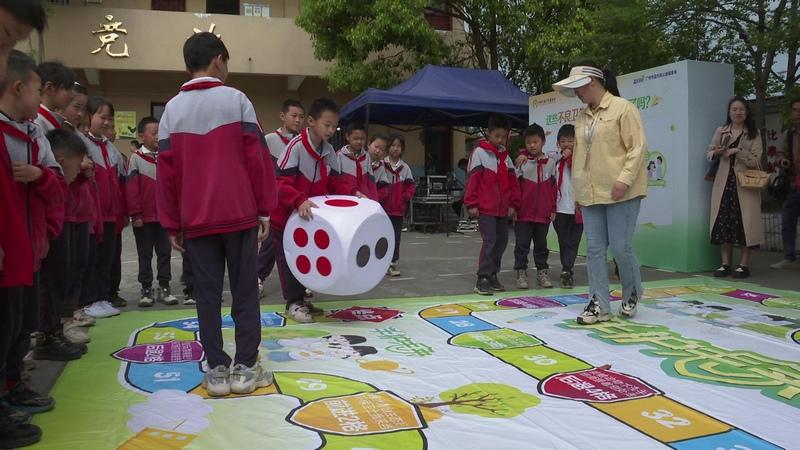 两基金会向桐梓30所小学捐赠价值100多万元的健康关爱大礼包