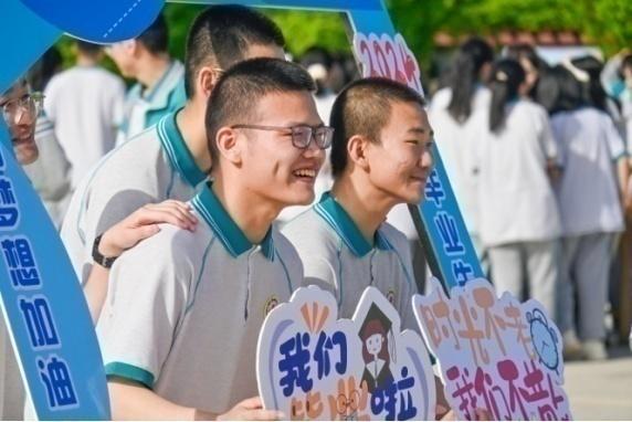 华中师范大学这家公益照相馆，拍出三个“毕业季”