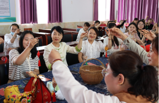 【我们的节日·端午】济南市莱芜区高庄街道：“香”约过端午 巧手绣荷包