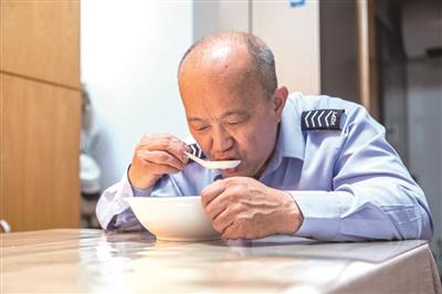 “退休”后的孔胜东，昨天晚饭是18只速冻水饺