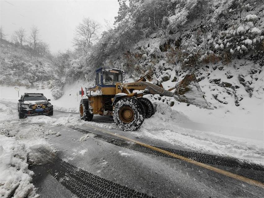 江西普通公路部门全力保畅通 铲冰除雪775公里