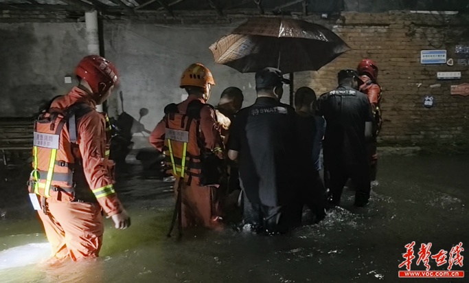 湘阴：暴雨致部分地区积水消防员排水3000立方米
