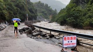 秋分迎强降雨，恩施公安风雨中守护群众生命财产安全