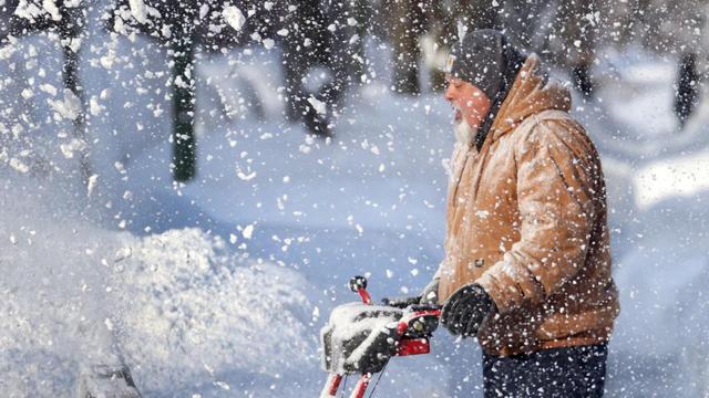 美国东北部受暴风雪影响近90万用户断电