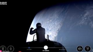 SpaceX开启人类首次商业太空行走：美国亿万富翁成功出舱