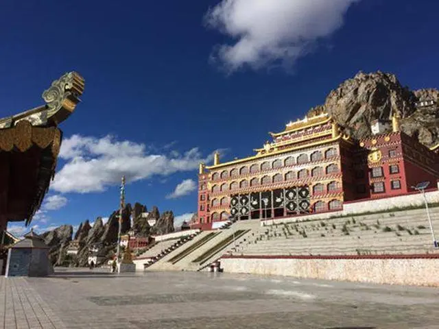 国内最“神秘”寺庙，悬空在4800米的山崖上，历经千年不倒