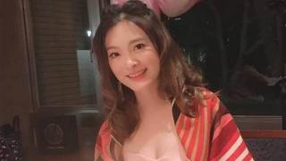 刘真7岁女儿霓霓近况：拿100分给父亲看，个性和妈妈一样要强