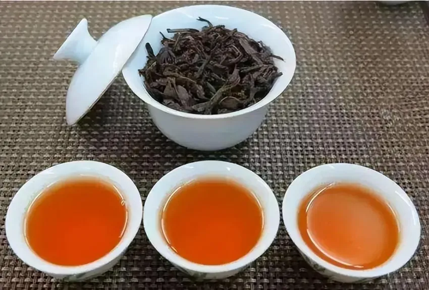 喝绿茶好还是红茶好，哪种茶对血管好，夏季喝什么茶?医生告诉你