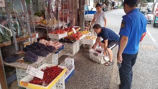 南京锁金村城管开展夏季市容环境卫生整治