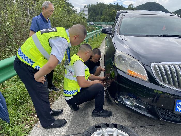 车辆爆胎，高速公路工作人员及时帮助