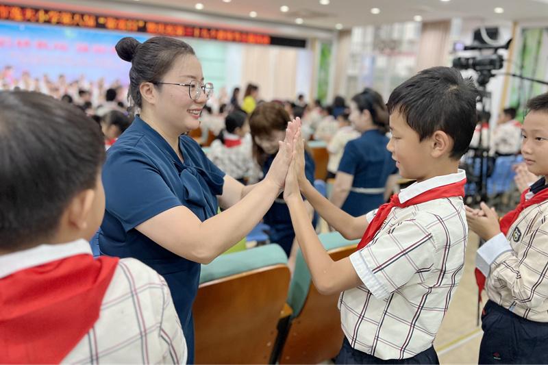 南宁市逸夫小学举行第八届“敬爱日”暨庆祝第三十九个教师节主题活动