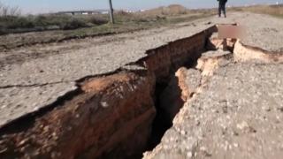 土耳其震中地区一条公路断裂 出现巨大裂缝