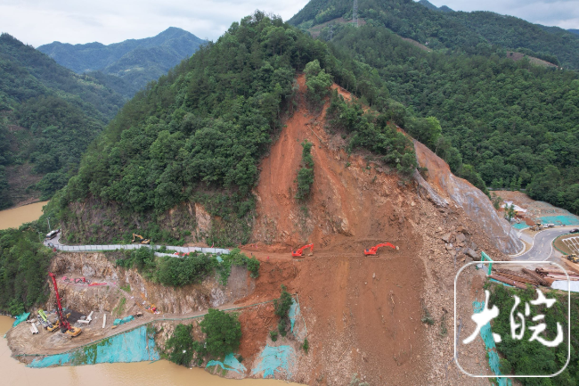 直击歙县防汛救灾｜山体滑坡道路受阻 挖机清理现场打通便道