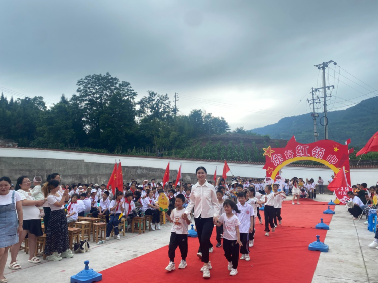 话剧表演、吐槽大会......这名乡村小学教师的语文课成孩子心中的“一道光”