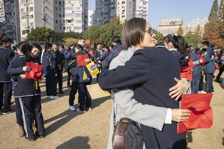 阅读父母家书、牵手穿过“成人门”……这场成人礼让人泪目