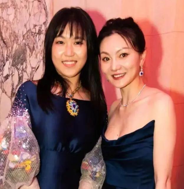 巴黎璀璨夜，张艺谋之女的“保守”风采，尽显中国名媛本色