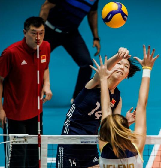 U21女排世锦赛：中国女排连遭不利判罚 3-2艰难进决赛