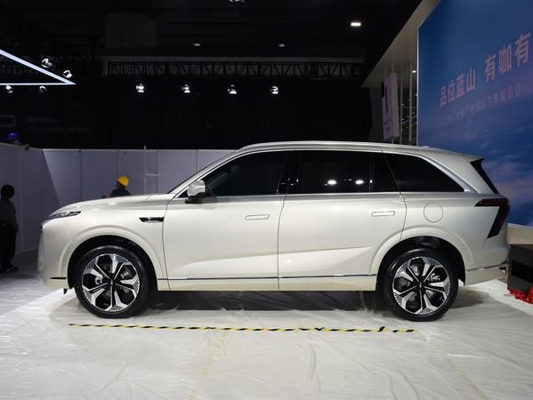 蓝山dht-phev，外形简约有科技感但又不失稳重气质的车型