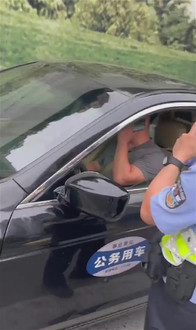 重庆一公务车司机强行变道酿事故，校方通报：肇事者系校公务车驾驶员，已责令其停职反思