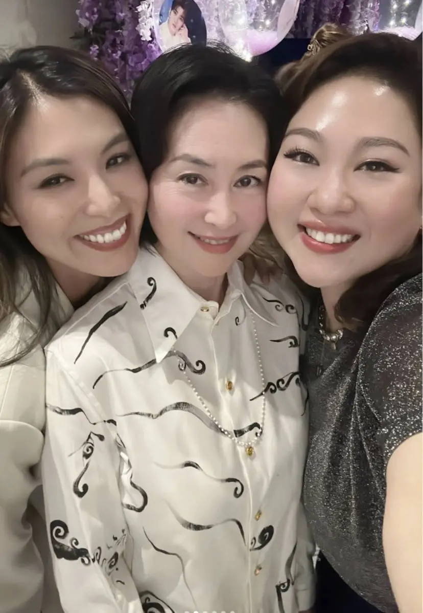 何超琼同干女儿为好友庆生，林青霞继女罕露面，衣着大胆超抢镜