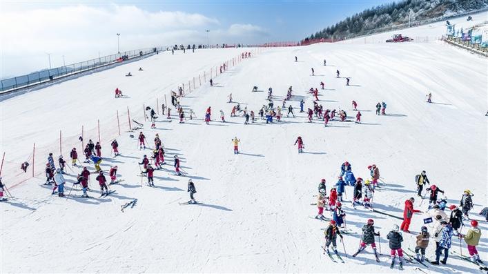 五峰上演冰雪巅峰竞速