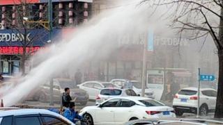 辽宁丹东街头惊现“水龙”冲天！水管爆裂直逼5层楼，原是供暖加压试水惹祸端！