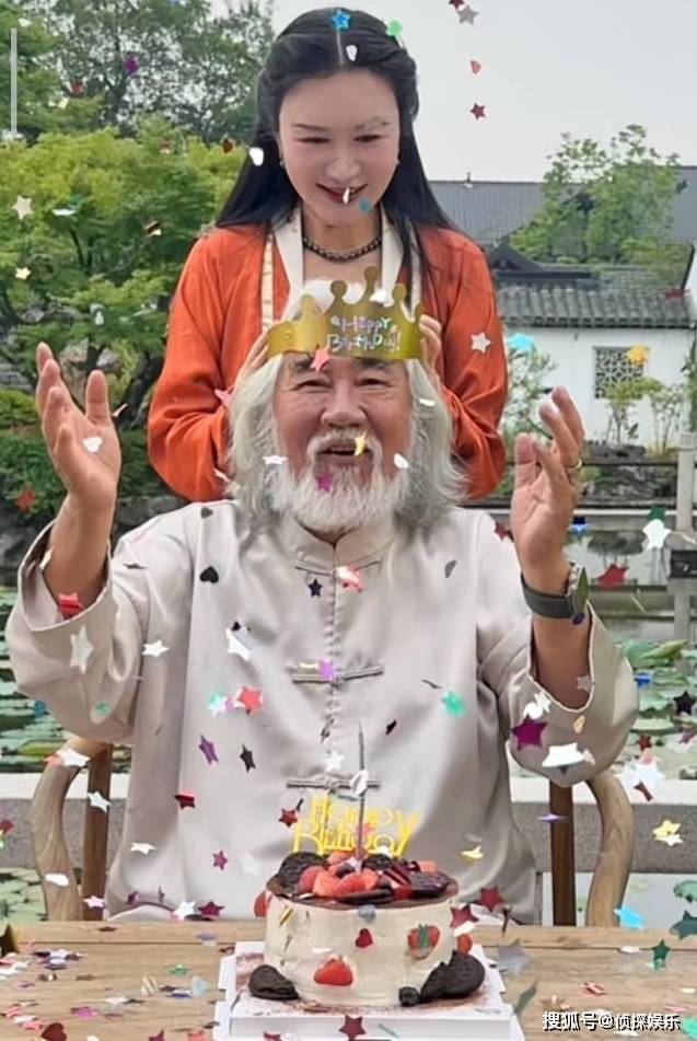 张纪中庆73岁生日，杜星霖挺孕肚为老公戴生日帽，三个儿女齐出镜