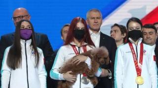 莎莎“特鲁索娃”抱爱犬出席欢迎仪式  一头红发吸睛