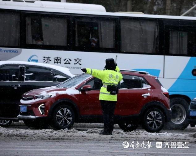 情报站|山东大雪中的温情守护！寒风中这些暖心瞬间令人动容……