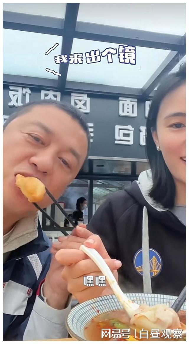 李亚鹏坐绿皮火车返京，和妻子过二人世界