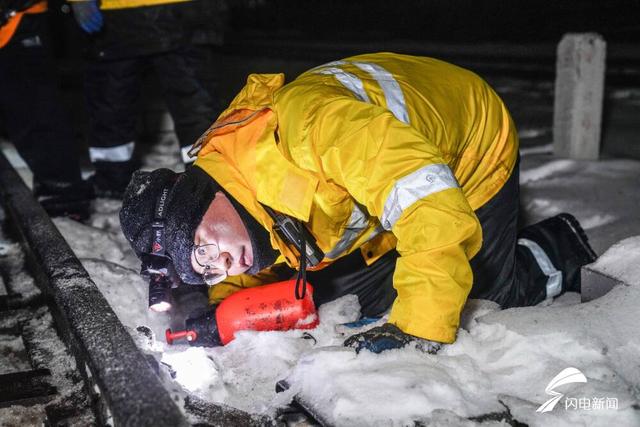 应对冰冻天气 青岛铁路工人不舍昼夜“保畅通” 看看吧