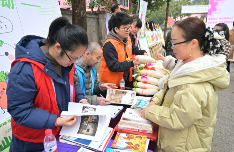 重庆大渡口区：举行“12·5”国际志愿者日活动 上百名志愿者来新时代文明实践志愿服务集市“赶场”