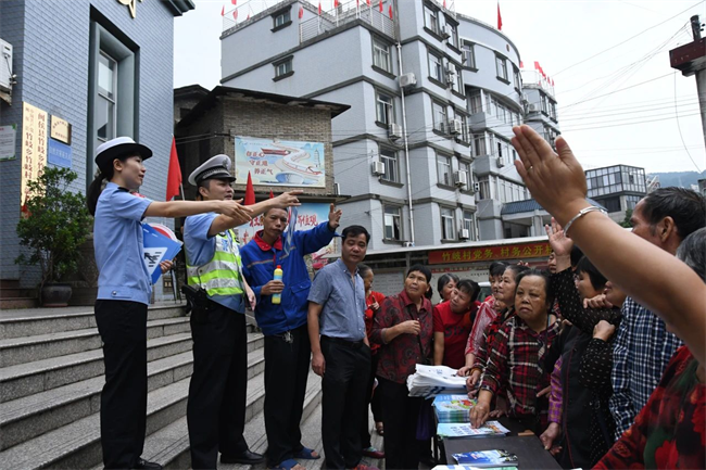 爱在重阳“警”色浓 福建交警温情守护“夕阳红”