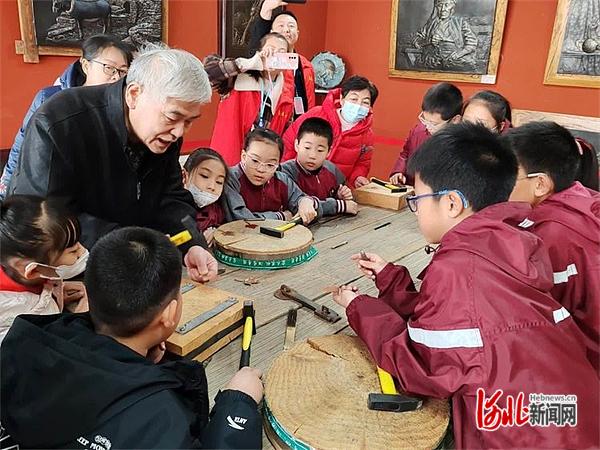 石家庄市红鹰小学走进海龙铁板浮雕博物馆开展研学活动